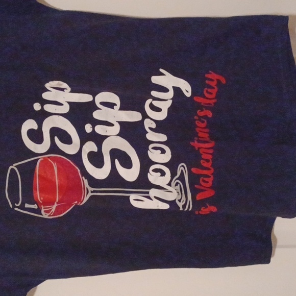 💙🌺Women's Black Vneck Graphic Tee - Picture 5 of 10